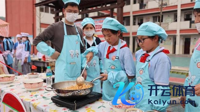 幼儿园萌娃变大厨 童心能手“食”力出圈