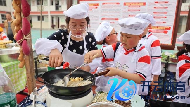 幼儿园萌娃变大厨 童心能手“食”力出圈